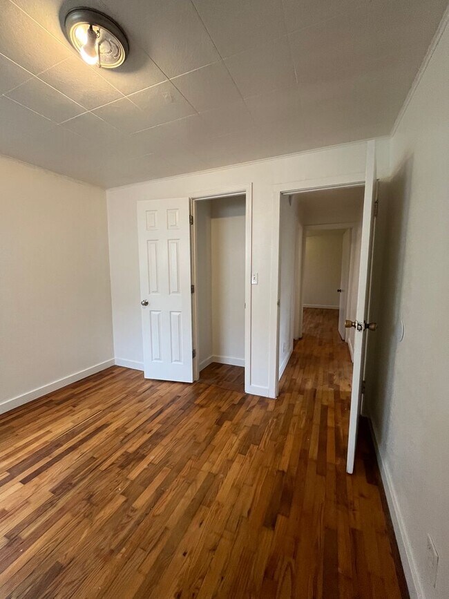 Building Photo - 2-Bedroom 1-Bathroom home close in Springfield