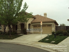 Building Photo - Cute 2 Bedroom Home in Gated Community