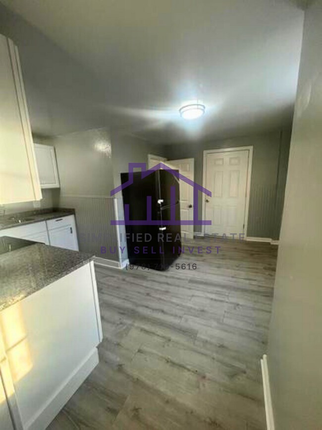 Building Photo - 418 River St