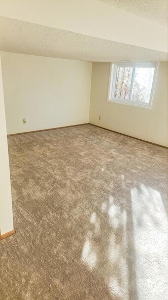 Building Photo - 9 Heights Rd NE