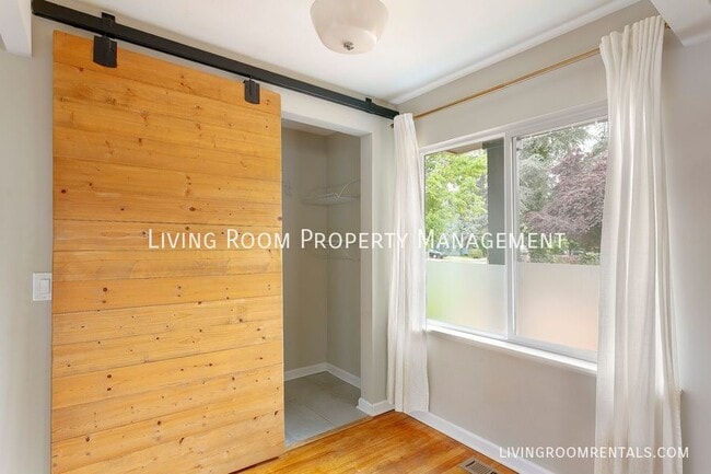 Building Photo - 6118 SE Reedway St