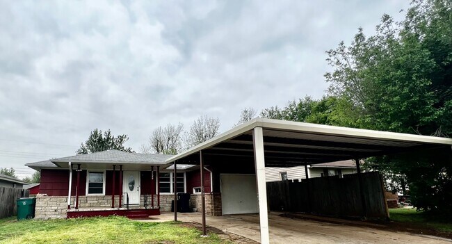 Building Photo - 2520 SW 45th St