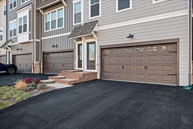 Building Photo - Like New! CLOSE TO I-95 & QUANTICO!