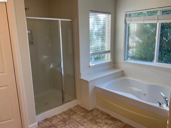 Building Photo - 1360 Tiffany Dr