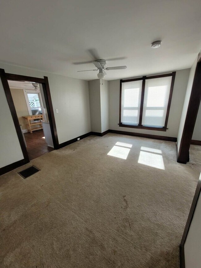 Building Photo - 3 Bedroom 1 Bath