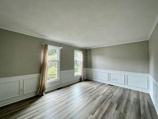 Building Photo - Available NOW! A 4-6 Bedroom Home! Attache...