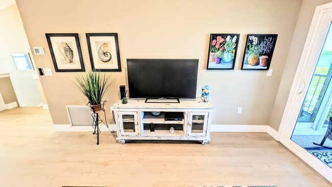 Building Photo - Seasonal/short term 2/2 vacation condo close to Anna Maria