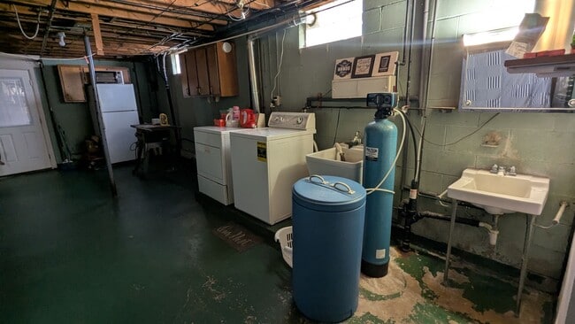 Building Photo - Welcome to this gem located in the heart of Perry township!