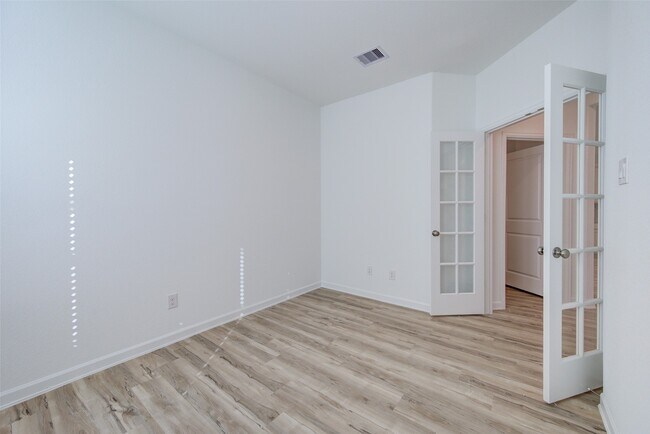 Building Photo - 3330 Meadknoll Ln