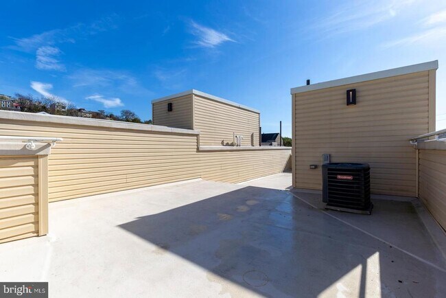 Building Photo - 153 Levering St