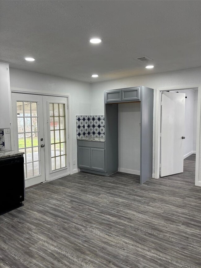 Building Photo - 2012 Water St