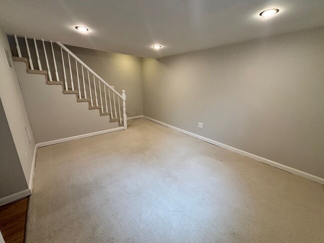 Building Photo - 2705 Fort Dr