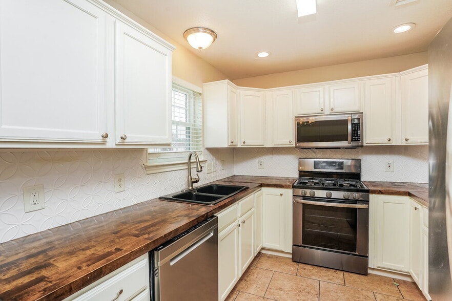 Building Photo - 216 Green Isle Ave