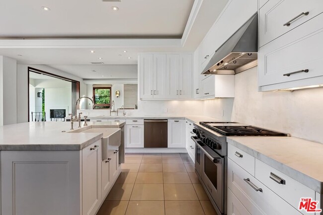 Building Photo - 2134 La Mesa Dr