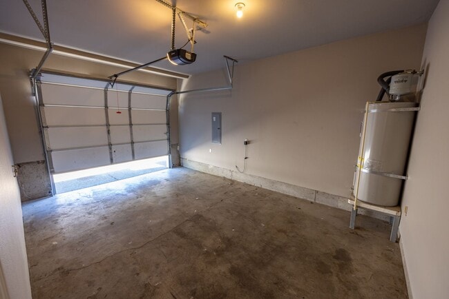 Building Photo - Three bedr townhouse in Orchards - Central AC