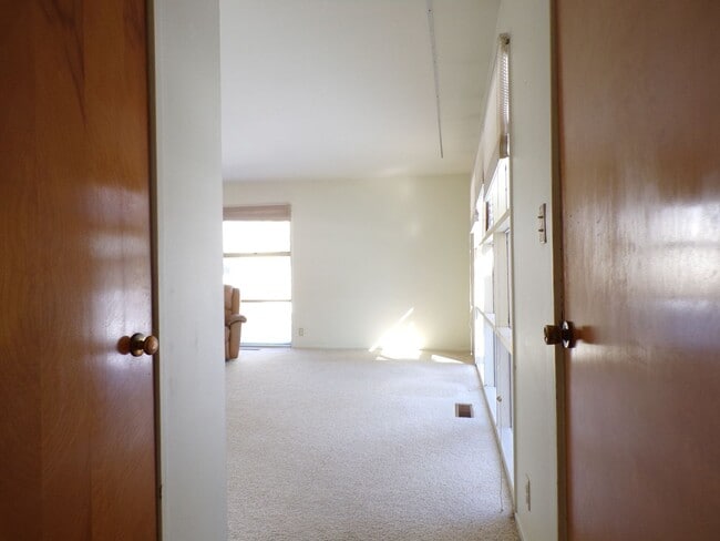 Building Photo - Light-Filled Home in Ideal Traverse City Neighborhood