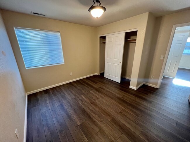 Building Photo - 2635 Parkwood Village Ln