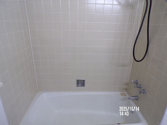 Building Photo - 2 STORY TOWNHOUSE , CLOSE TO SHOPPING AND RESTAURANTS