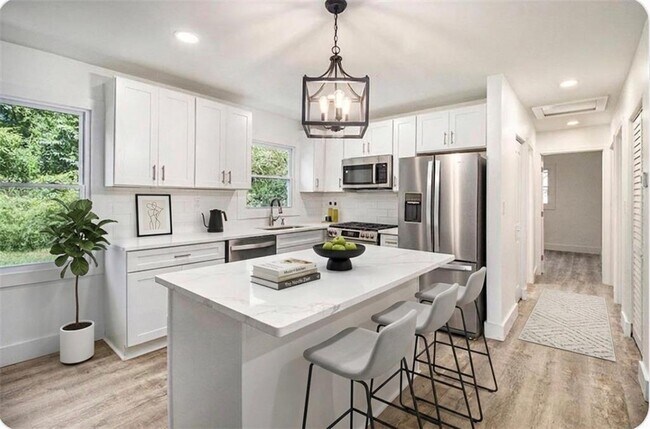 Building Photo - 1317 Redford Dr SE