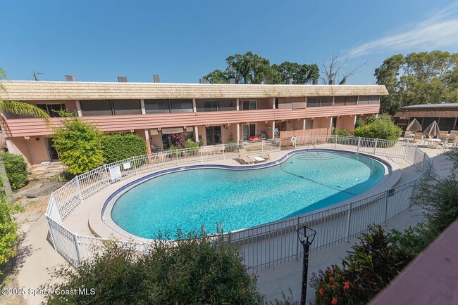 Building Photo - 2511 Country Club Dr