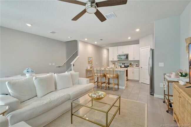 Building Photo - 396 SE Sea Hunt Way