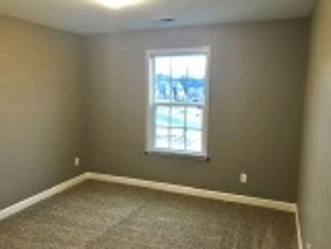 Building Photo - Now Leasing a 5-Bedroom 3 Bath Home in Oli...