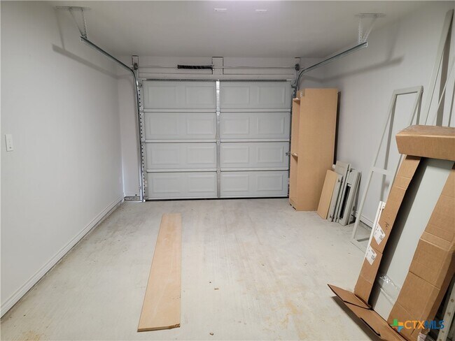 Building Photo - 122 Wind Ridge Dr