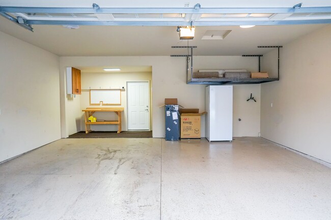 Building Photo - Executive Townhome - Walking distance to C...