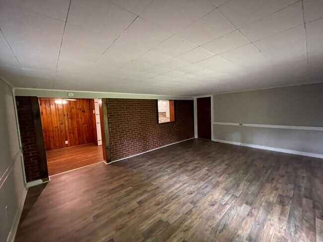 Building Photo - 3 bedroom 1.5 bath house available!   Large yard!