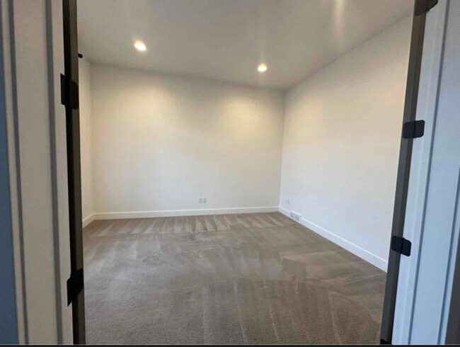 Building Photo - 8324 S Jayson Bend Dr
