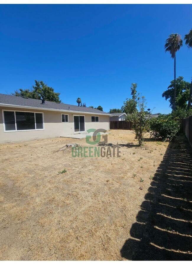 Building Photo - 3 BEDROOM 2 BATH HOME MOVE IN READY IN MOD...