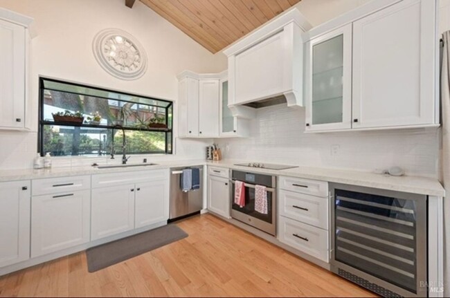 Building Photo - Beautiful home on the hills in Mill Valley