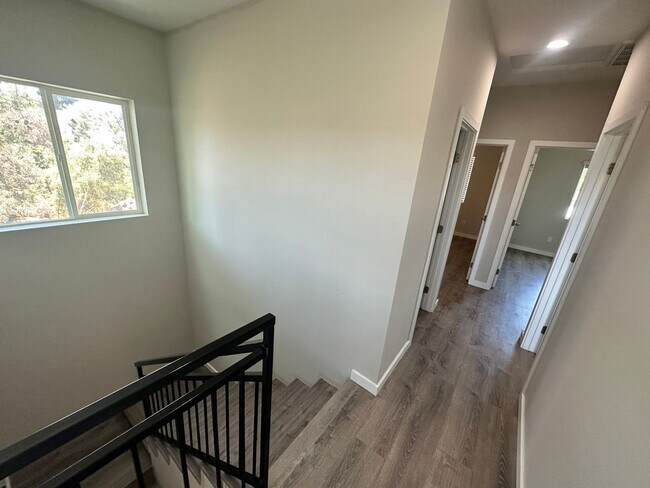 Building Photo - 4 bed house on Adobe!