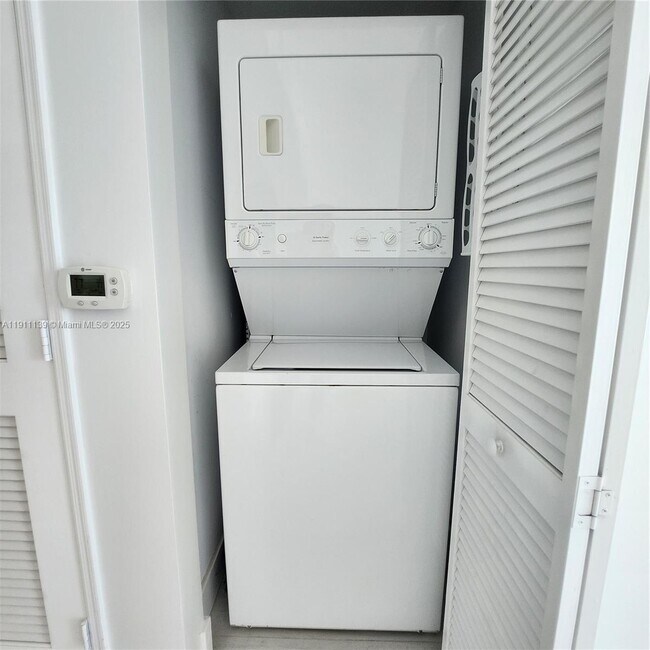 Building Photo - 950 Brickell Bay Dr