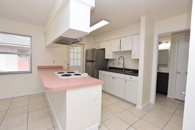 Building Photo - 3/2 Half Duplex in N. Lakeland!