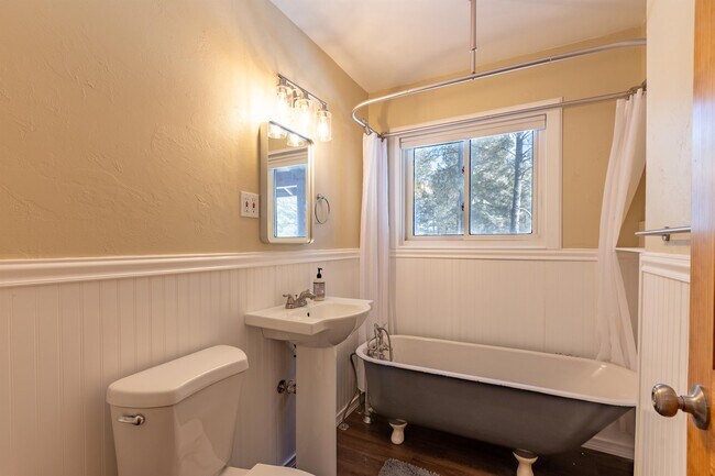 Building Photo - 1810 Shenandoah Dr