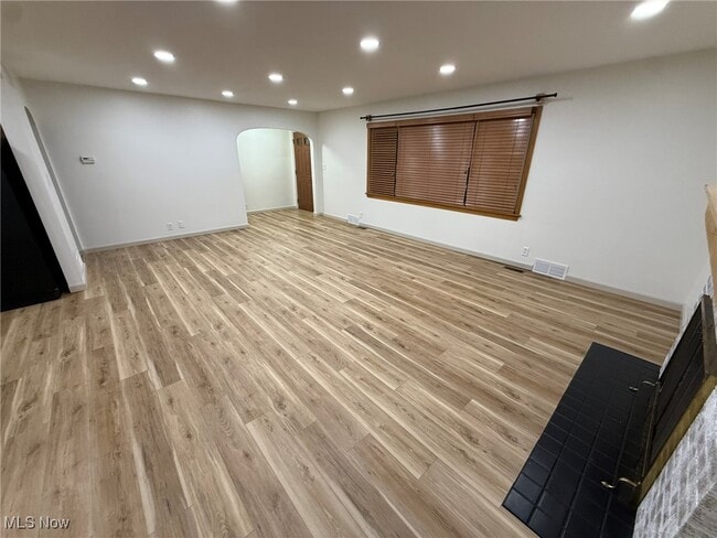 Building Photo - 230 E 21st St