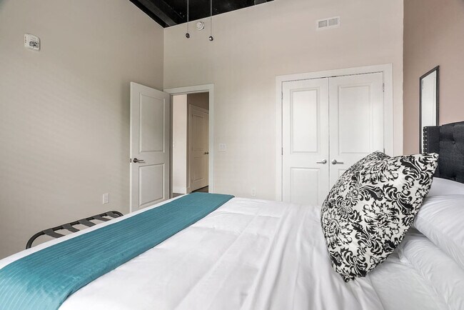 Building Photo - 212 W Roberts Ave