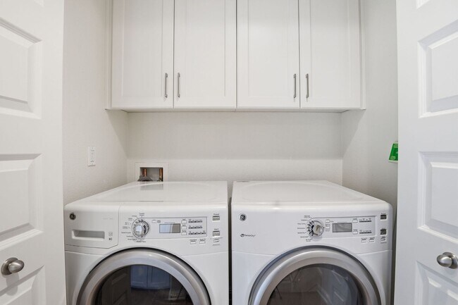 Building Photo - Gorgeous 2 Bed, 2.5 Bath Townhome in Exclusive Reflection Community!