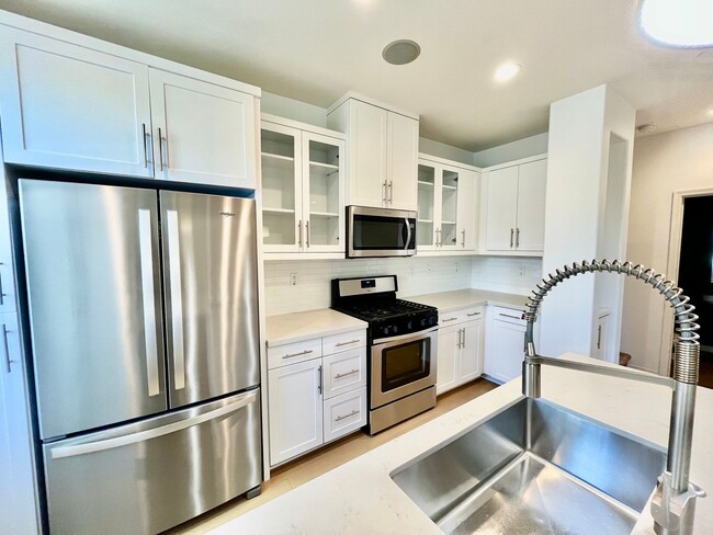 Building Photo - Updated 3BD 2.5BA Townhouse in Imperial Be...