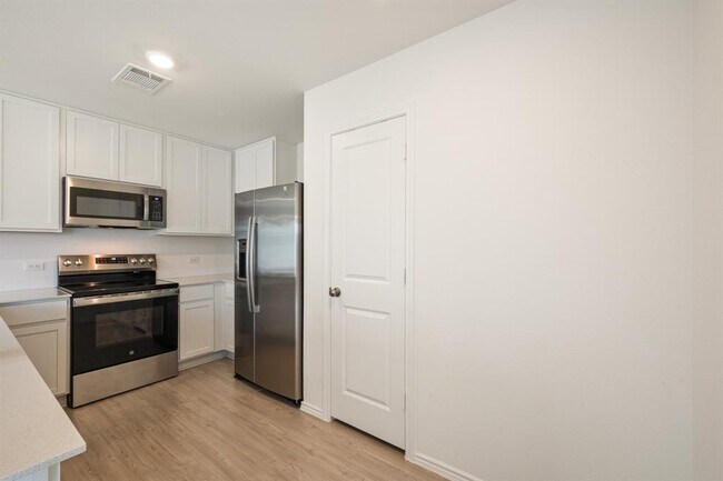 Building Photo - 412 Heritage Grvs Rd