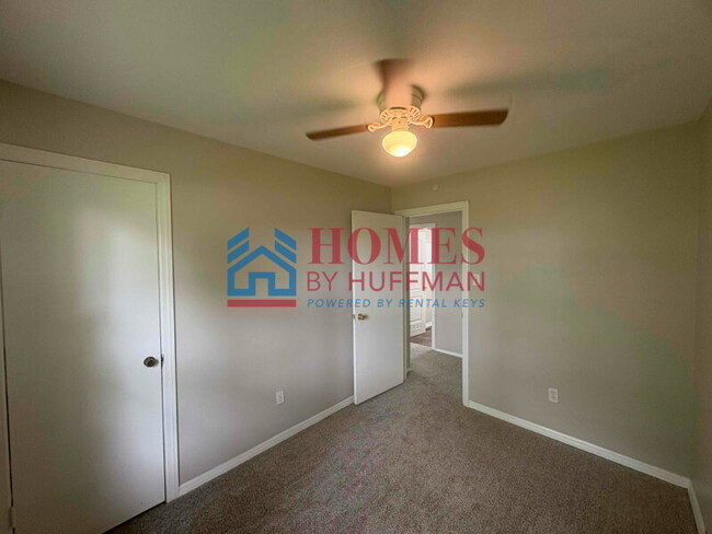 Building Photo - Three Bedroom | 1.5 Bathroom | Garage | Ne...