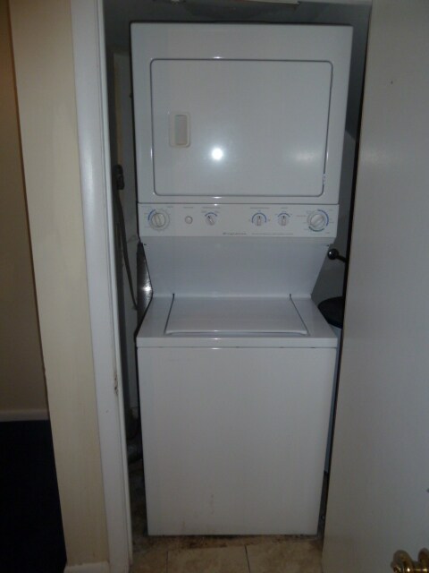 Building Photo - Walk to Campus from Chancellor Square!  Up...