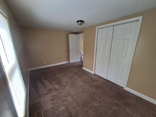 Building Photo - Knoxville 37914 - 3 bedroom, 1 bath home - Contact Tara Hayes (865) 242-8010