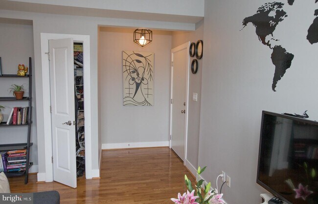 Building Photo - 2 17th St SE