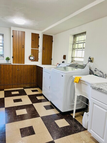 Building Photo - 1405 Pleasant Valley Dr