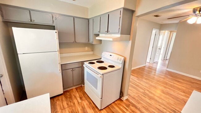 Building Photo - Lovely 2 Bedroom + Bonus Room, 1 Bathroom ...