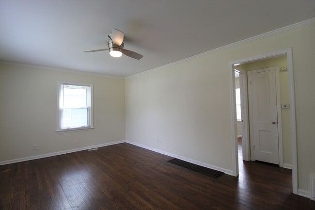 Building Photo - 2 Bedroom 1 Bath Home In Roeland Park