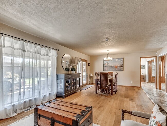Building Photo - Fully Furnished Short Term Rental