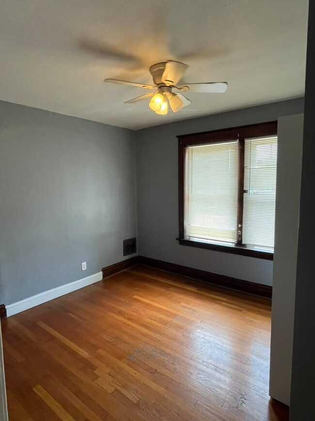 Building Photo - "Charming 2-Bed/ 1 bath 2nd Floor Retreat on Pennsylvania Avenue – with wood floors and a usable ...